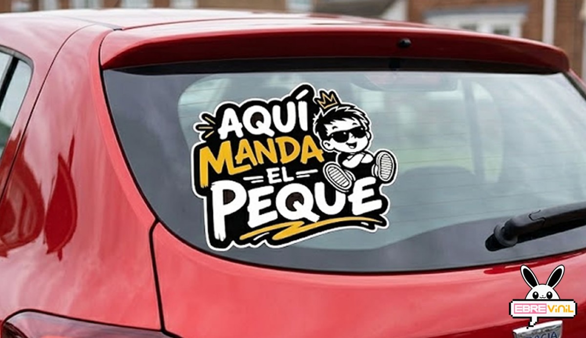 Pegatina troquelada Aquí Manda el Peque niño con corona gafas sol luneta trasera