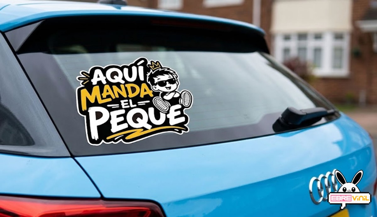 Pegatina Aquí Manda el Peque aplicada en luneta trasera coche familiar