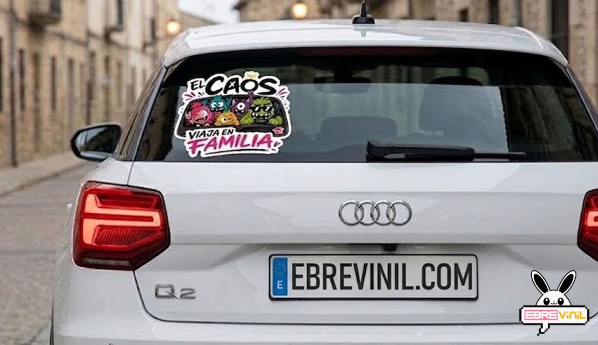 Pegatina El Caos Viaja en Familia aplicada en luneta trasera coche familiar