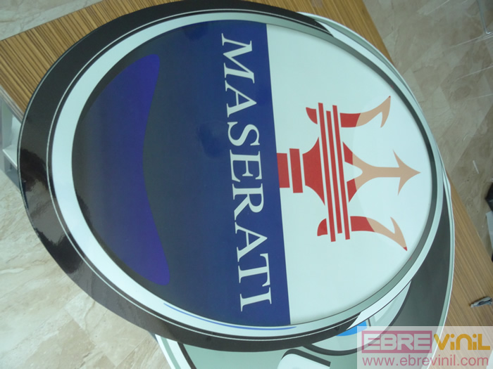vinilos impresos para concesionarios de coches masarati