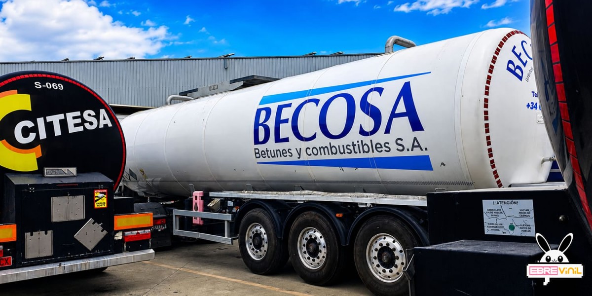 Cisterna con vinilo adhesivo impreso corporativo de empresa de betunes y combustibles