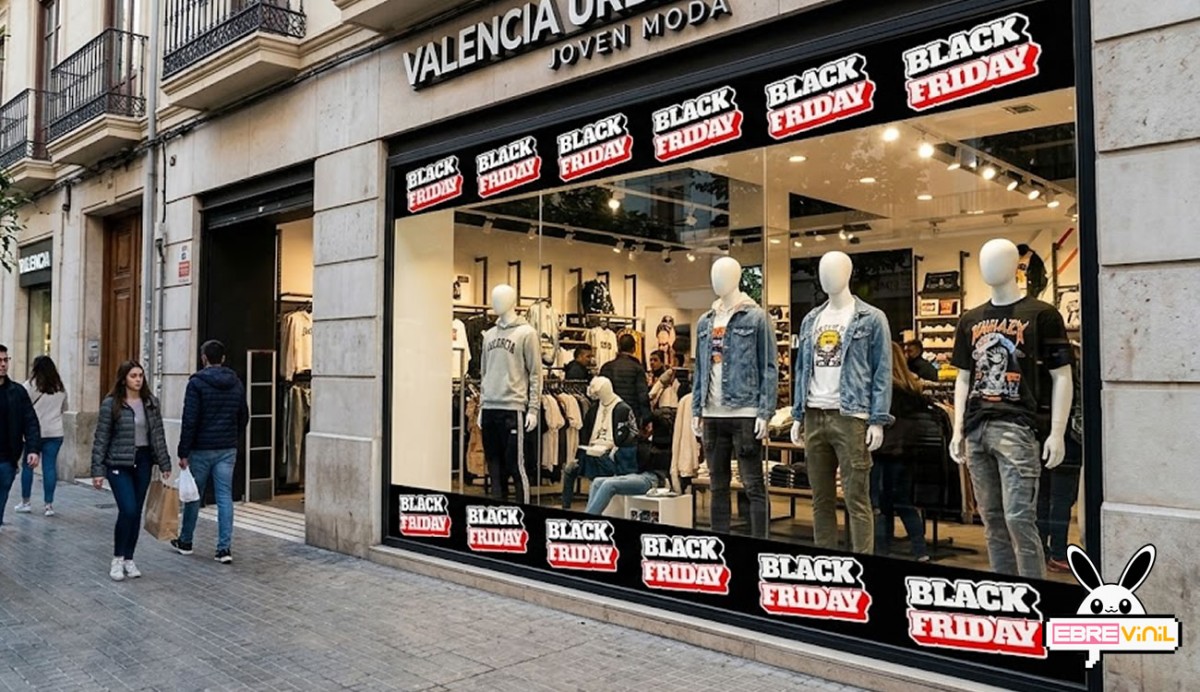 Aplicación vinilo Black Friday en escaparate comercial moderno tienda ropa empalmado