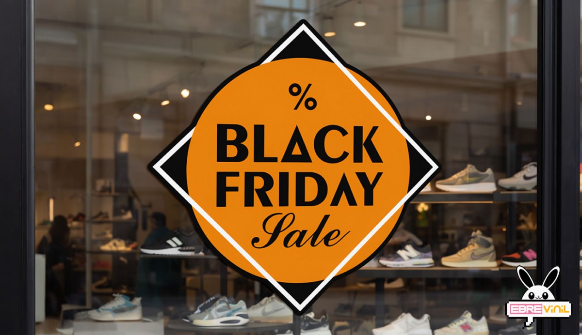 Vinilo Black Friday instalado en escaparate de tienda promocional descuentos