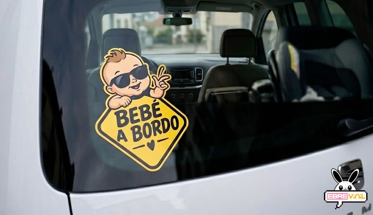 Vinilo impreso Bebé a Bordo con bebé con gafas de sol sobre cartel amarillo troquelado