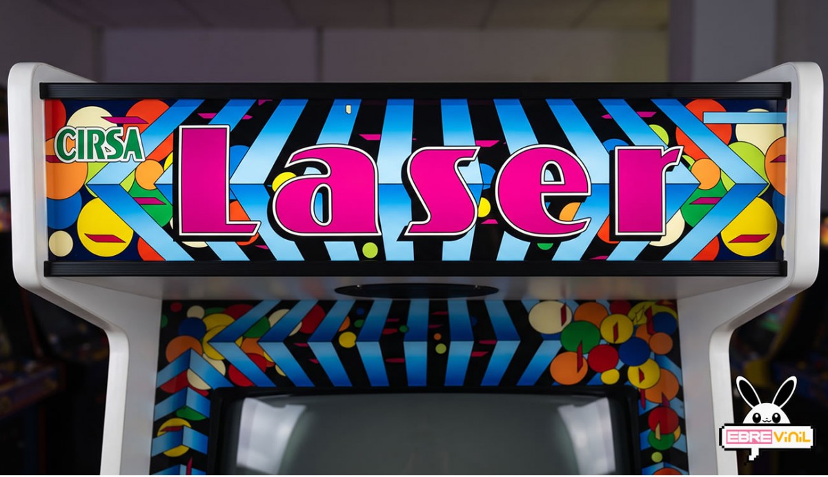 Vinilo opaco para marquesina recreativa Laser Cirsa Unidesa con diseño frontal vibrante