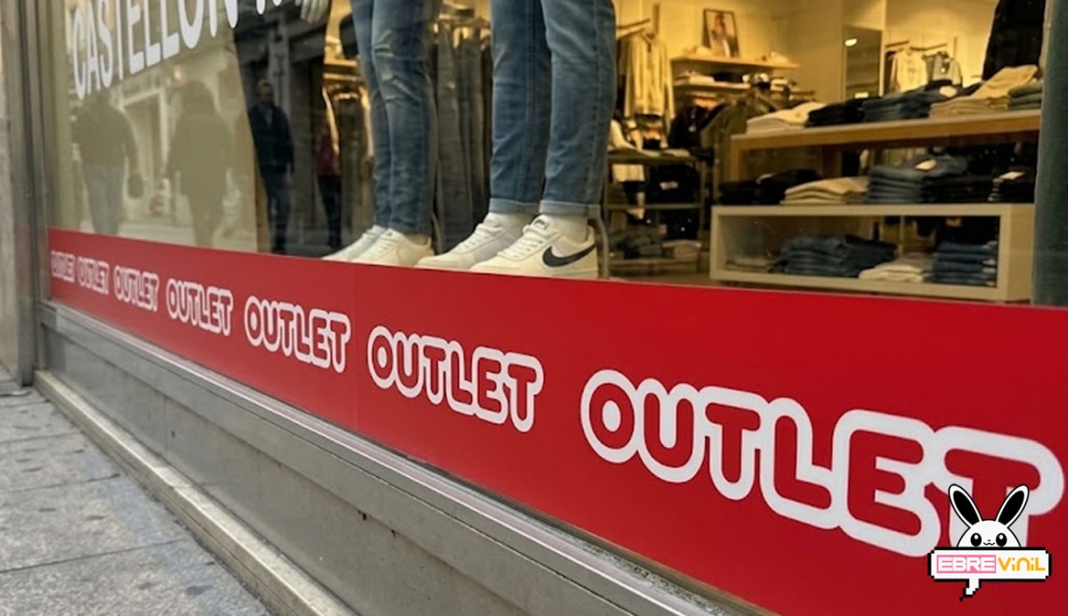 Vinilo OUTLET rojo pegado en cristal de tienda comercial