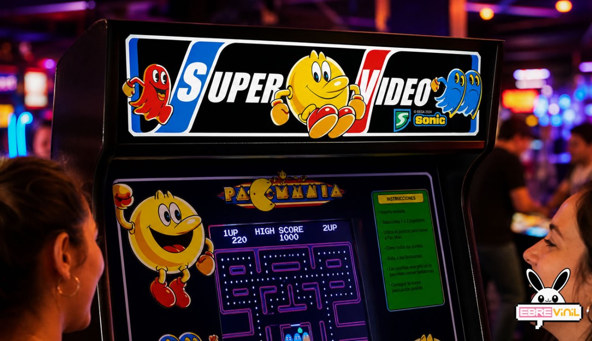 Detalle del vinilo adhesivo Pacmanía Super Vídeo aplicado sobre superficie de metacrilato transparente mostrando la calidad de impresión