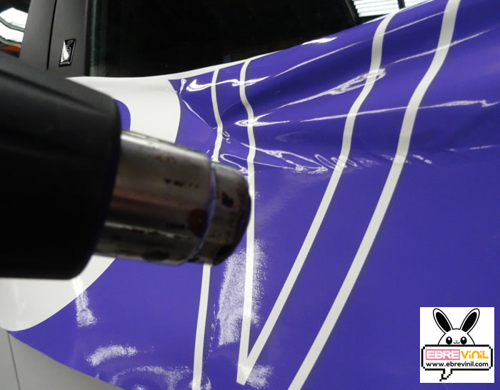 cómo pegar vinilos adhesivos en un automóvil