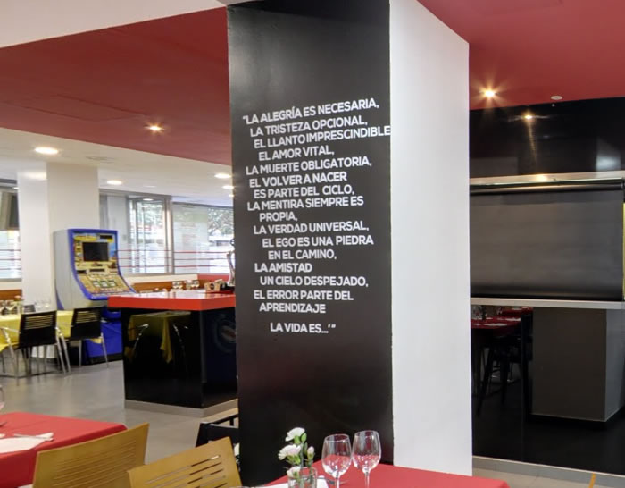rotulaci&oacute;n con vinilos adhesivo en las paredes de locales p&uacute;blicos, oficinas, bares, restautantes, tiendas y comercios