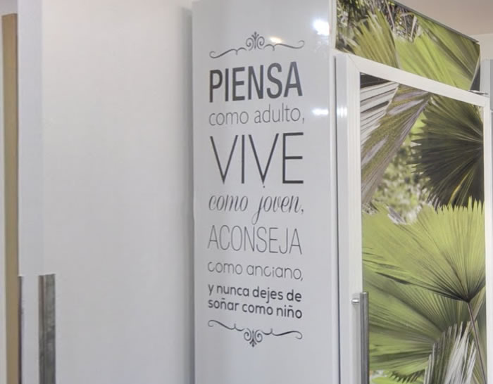 ideas originales para decorar locales p&uacute;blicos - vinilos textos paredes
