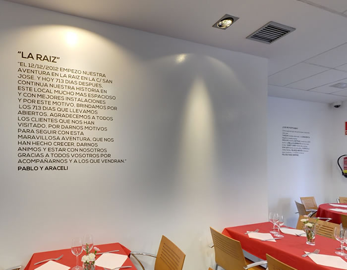 vinilos de texto ern las paredes del restaurante la ra&iacute;z - valladolid